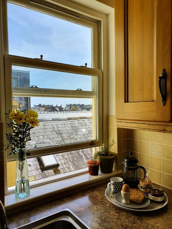 Stylish Flat In Central Tenby & Free Parking Экстерьер фото