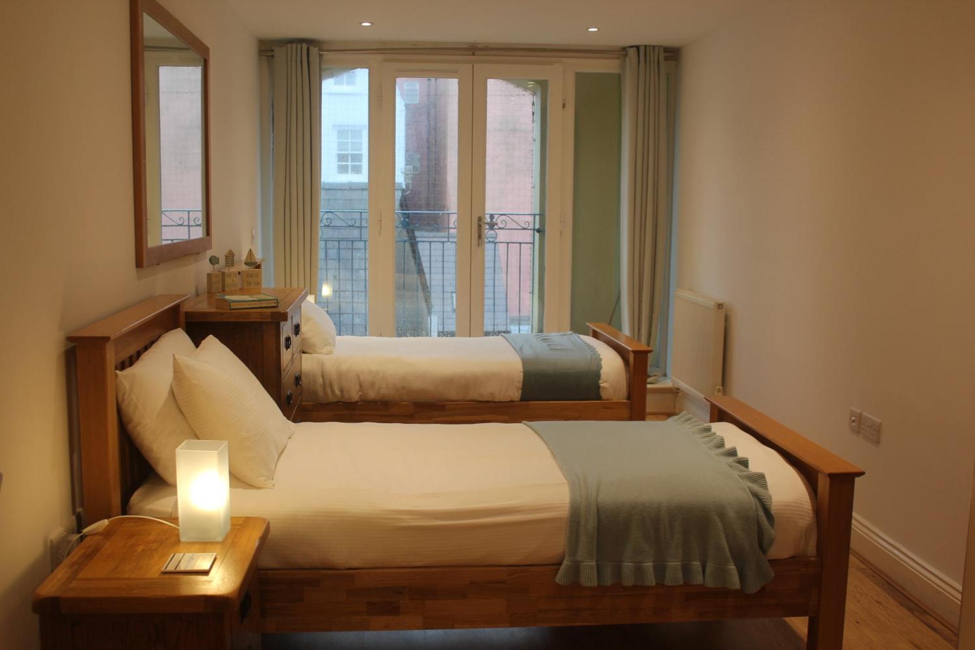 Stylish Flat In Central Tenby & Free Parking Экстерьер фото